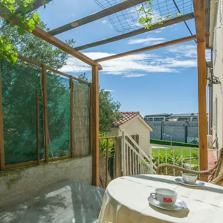 And Mate Apartment *